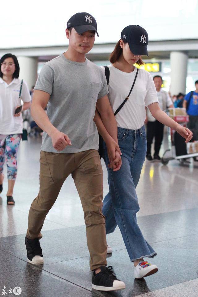 明星直击:宝莲灯沉香携手女友现身机场,网友:这波狗粮