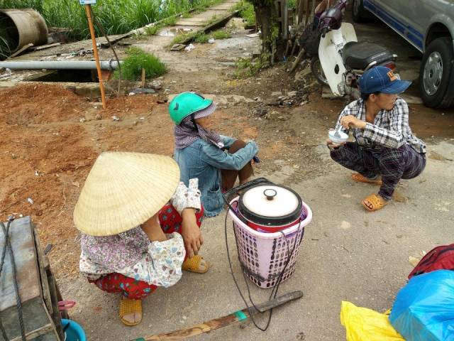 越南人真实生活:也流行到大城市打工 小孩野餐吃方便面