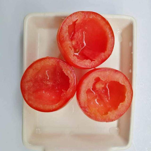 3.把西红柿内部的果肉及果籽挖空