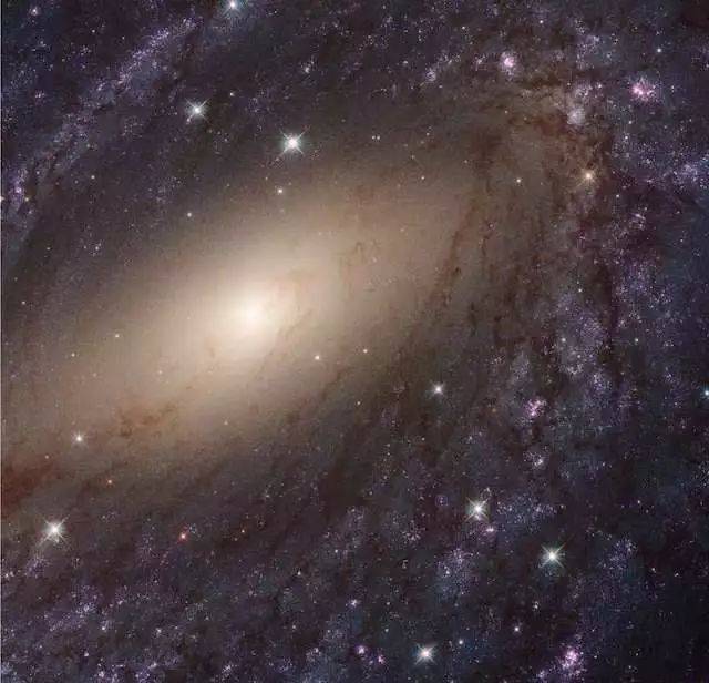 哈勃视角!nasa公布一组惊艳的星系图