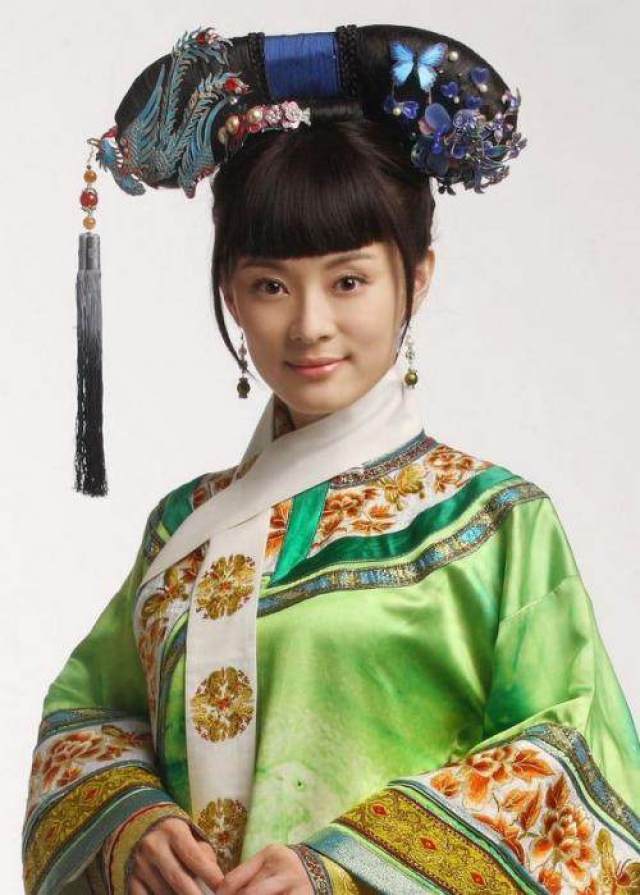 甄嬛传里甄嬛在剧中大多时候的样子是极好看的,尤其是雪地里挂小像的