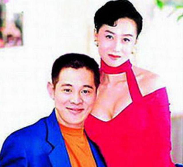 李连杰近照老成80岁, 他老婆却是逆生长, 难怪当初抛弃妻子也要追她