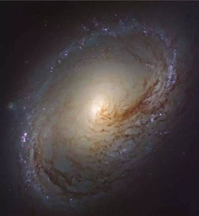 旋涡星系ngc 3627,距离地球约3600万光年