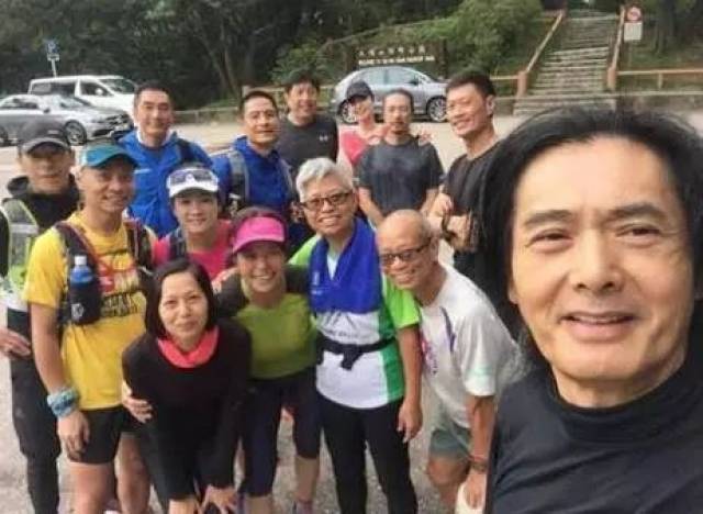 周润发过63岁生日,一头长发帅到炸,而81岁的好友谢贤更是抢镜