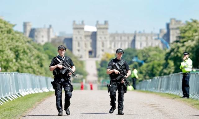 图为婚礼前夕,武装警察在温莎城堡外巡逻.(图片来源:英媒资料图)