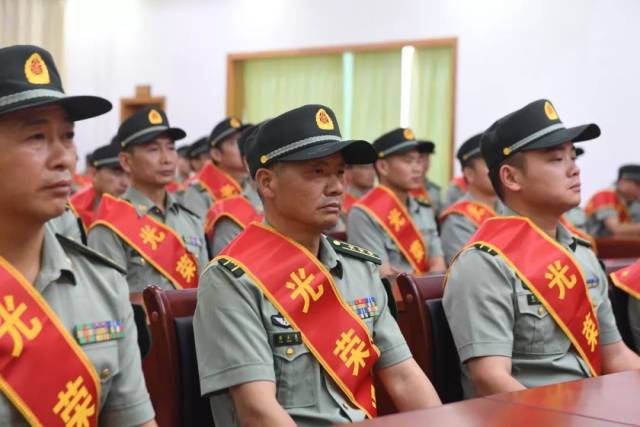 南部战区各军兵种为退役军官举行退役仪式