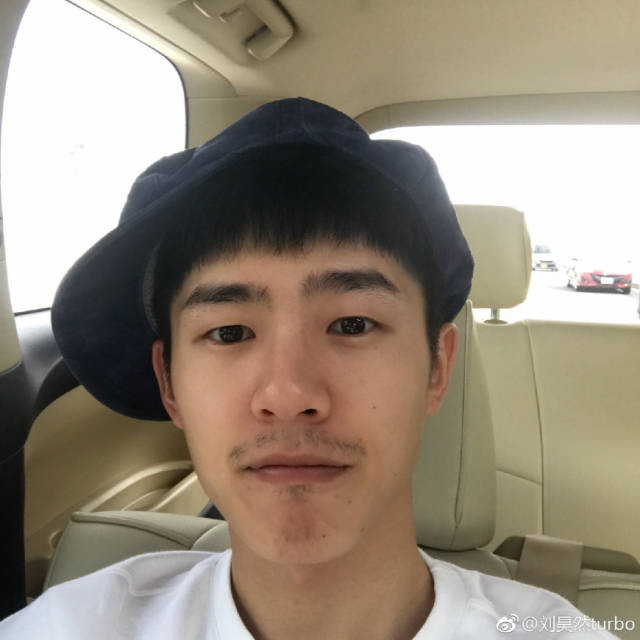 歪斜着置于头顶上,很俏皮也很酷,非常有青春大男孩的阳光气质!