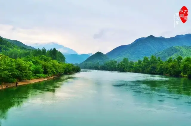 碧水青山,微风习习—河水澄碧如秋,两岸山树如画,这就是秋浦河给我