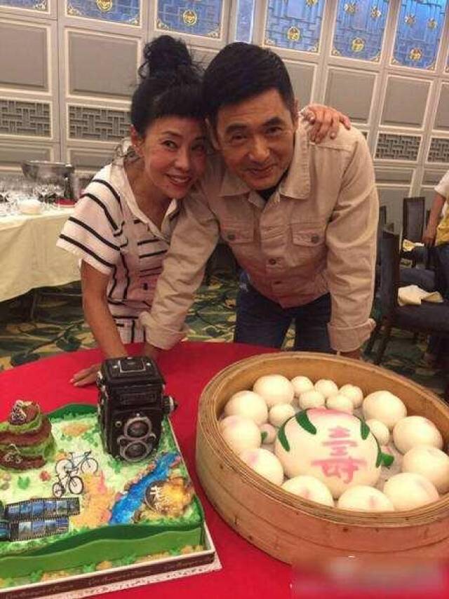 周润发63岁生日派对,和老婆甜蜜切蛋糕,81岁谢贤给发哥献吻!