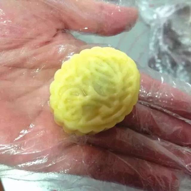 包好滚圆后放入合适的模具中,压制即变身美美的绿豆糕.
