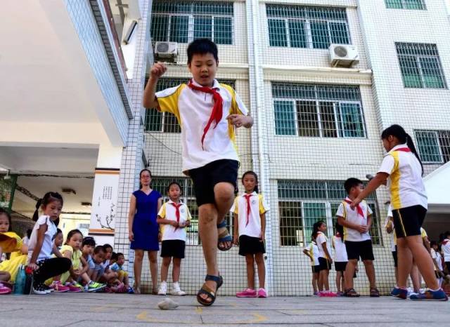 乌石浦小学位于厦门市乌石浦油画街,文化艺术气息浓厚,是孩子们快乐