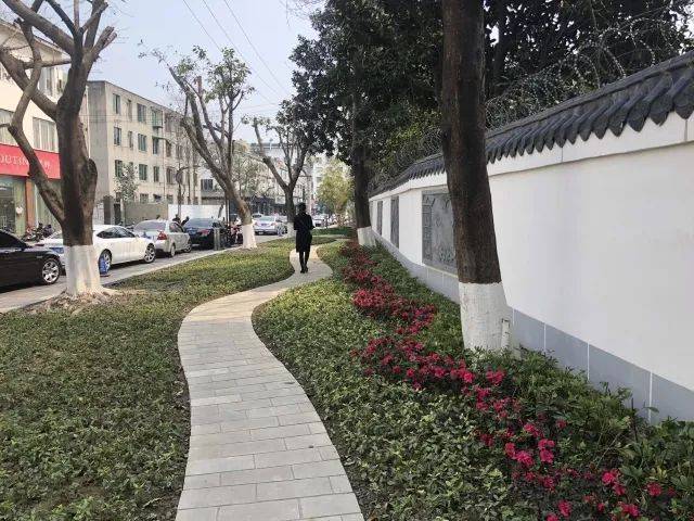 改造建行外绿地为式的街旁绿地,设石板游道,方便市入,近距离