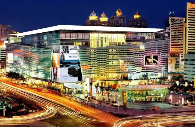 金光华广场是深圳第一家与地铁无缝连接的国际购物广场.此项目占地1.