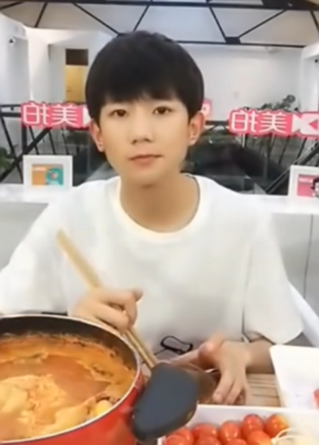 tfboys王源直播吃火锅观众达4000万