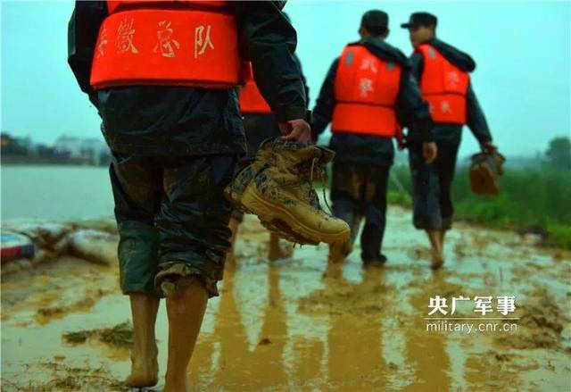 "挽裤腿"的方式有无数种,中国军人却挽出了最帅的那一种