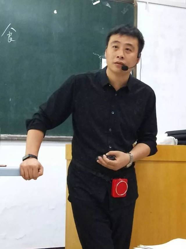 任课老师丁勇幽默的上课风格经常逗得学生哈哈大笑,有学生称,靠老师讲