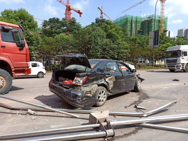 渠县南城发生一起车祸,一辆比亚迪轿车受损严重!