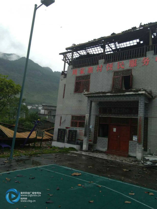 19日晚上9点多,重庆彭水重点乡村旅游景点—善感乡周家寨遭遇强对流