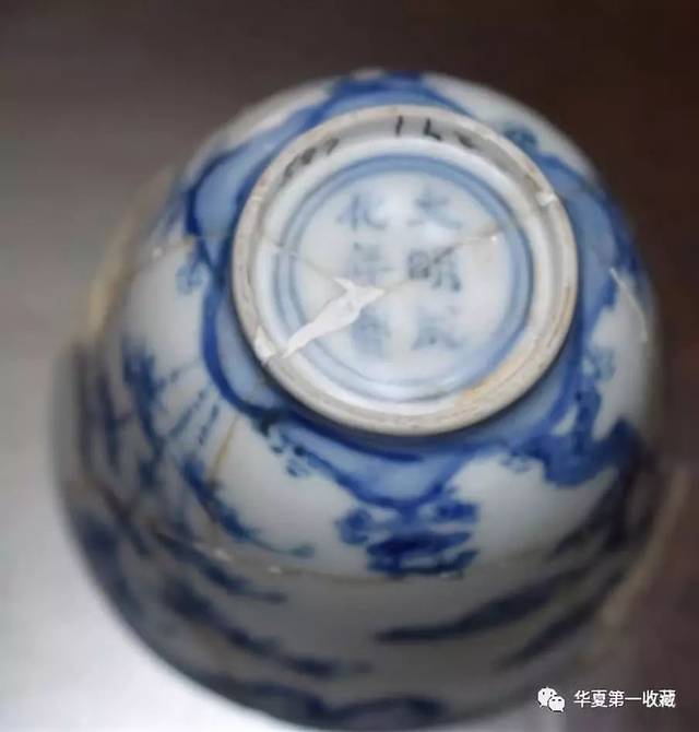 这种釉色是成化青花瓷器的一个重要特征