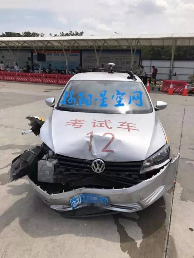 揭阳考场学员疑似误踩油门撞向候考区,车头撞毁现场一片狼藉