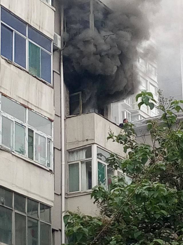 据网友爆料, 上午11点左右, 太原程家村一楼房着火 现场浓烟滚滚 雄雄