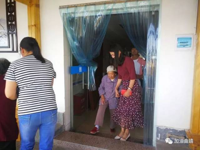 沾益区职业技术学校志愿者到曲靖市老年公寓送