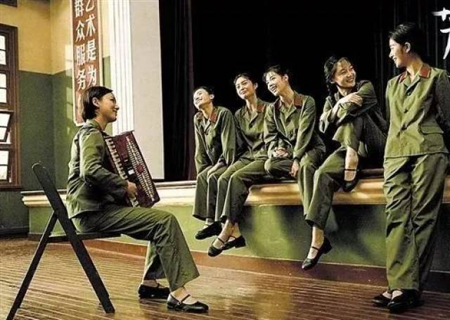 她是冯小刚当年文工团的战友,还是电影《芳华》中女兵