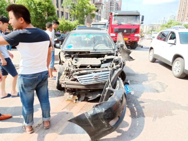 渠县南城发生一起车祸,一辆比亚迪轿车受损严重!