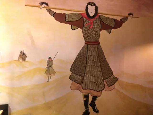 走到楼梯口就看到典台词:我的意中人是个盖世英雄,他会身披金甲圣衣