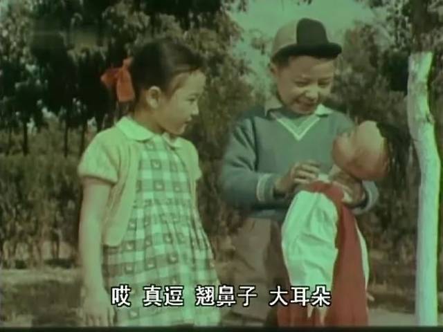 儿童电影《小铃铛》,1964年上映,由谢添执导,讲述了顽皮的小满和妹妹