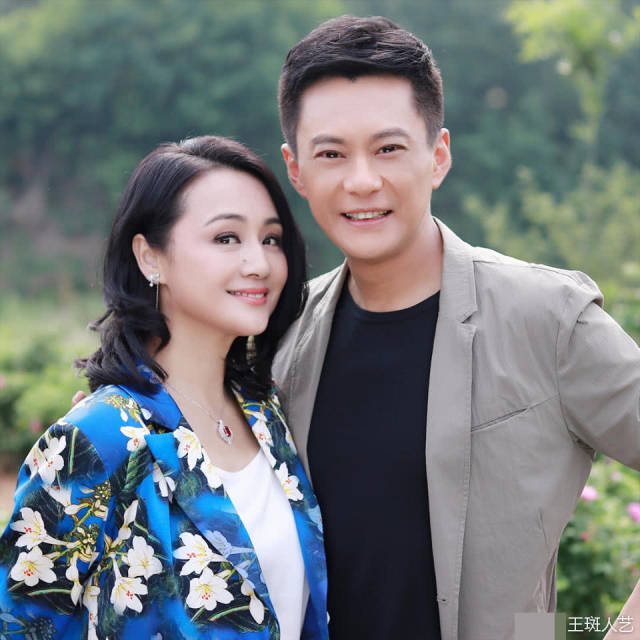 曹颖终于瘦回来了,与老公王斑大秀恩爱!