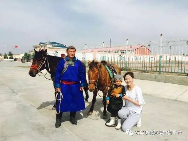 东乌旗阿拉腾合力苏木牧民赛音乌力吉骑马送儿子去苏木幼儿园上学
