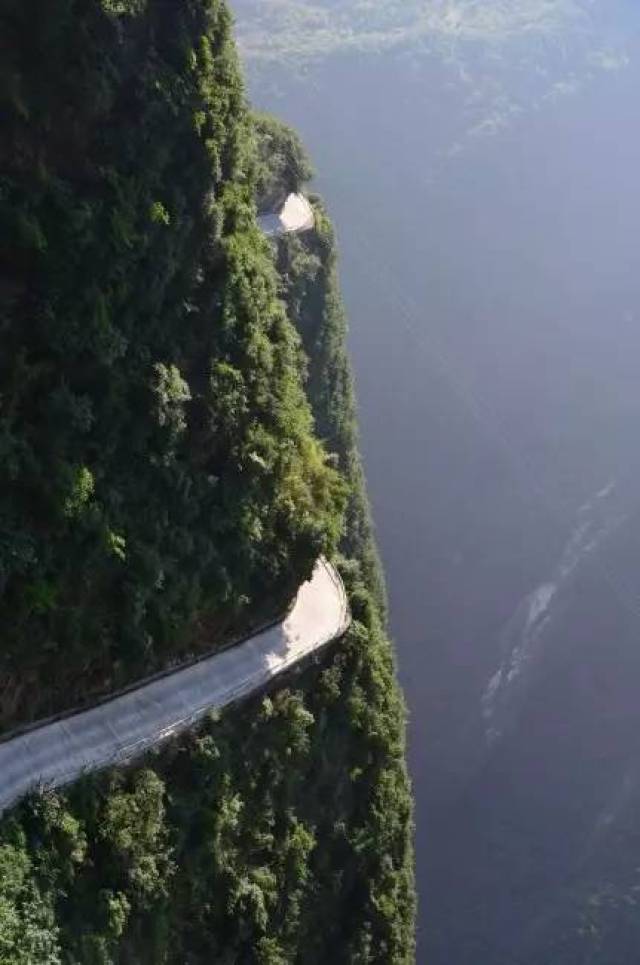 大三峡地区最具视觉冲击力的重庆第一深谷,自驾者向往的挂壁公路