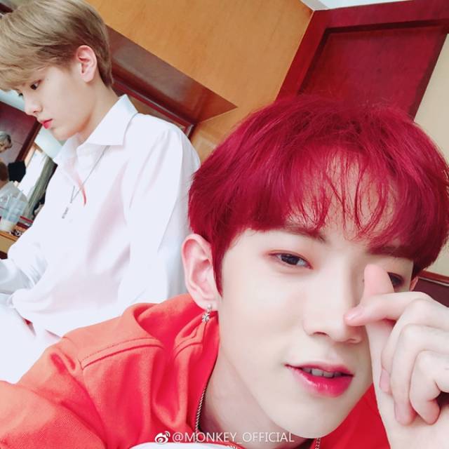 乐华七子黄新淳微博粉丝破百万 晒帅气自拍