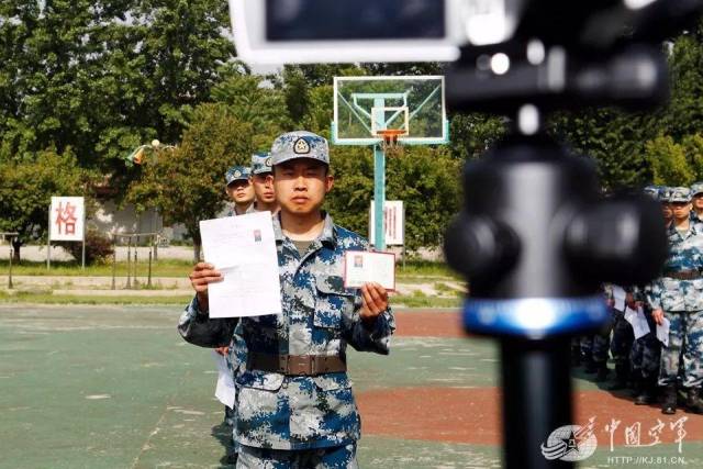 空军士兵学员军事科目考核3000米跑佩戴运动手环时间全程记录
