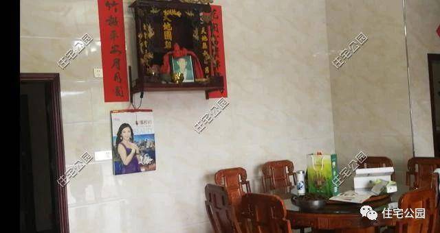 入户堂屋设置了大桌与神龛,很是符合农村生活习惯.