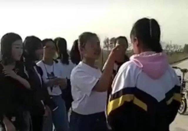 又见校园暴力!沧州一中学多名女生排队掌掴一女生,并录视频上传
