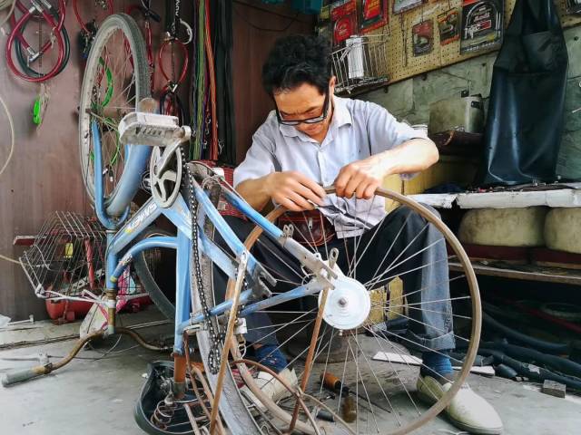 他修了大半辈子自行车,最自豪把女儿培养成一名人民教师