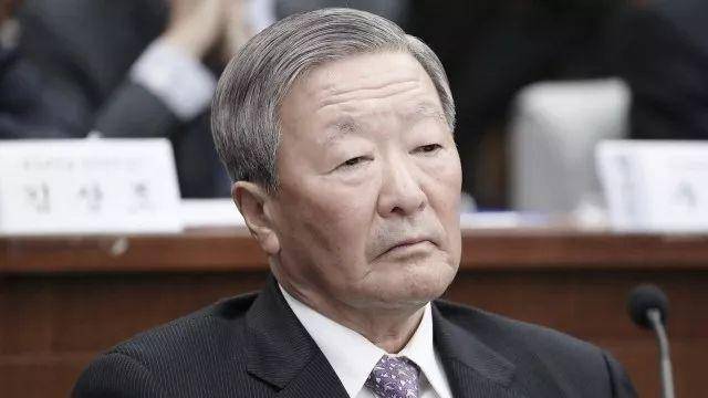 此时,具本茂在会长位置已经23年,这和具本茂的祖父lg创始人具仁会在位