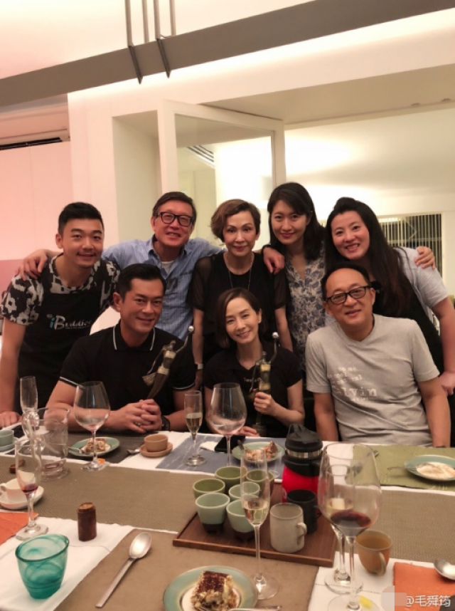 " 照片中,毛舜筠与古天乐,余安安,刘伟强等友人一起再度庆祝喜获金像