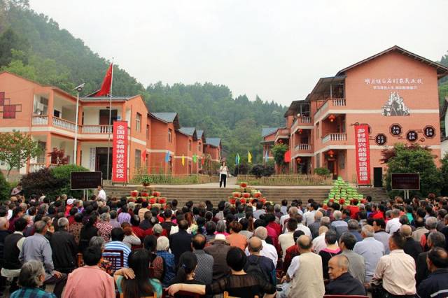 教育有保障,温饱不用愁……"5月22日,在蓬溪县明月镇白庙村新村聚居点