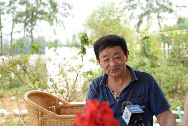 "火巴 哥陈黔贵"已多次来崇州,对街子也比较了解,说到在这里拍戏,他说