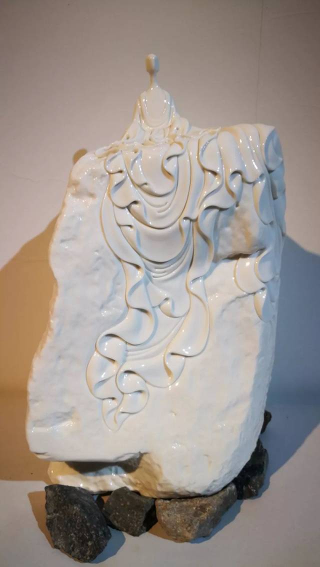 福建省工艺美术大师,高级工艺美术师,高级技师,现任德化县瓷言坊陶瓷