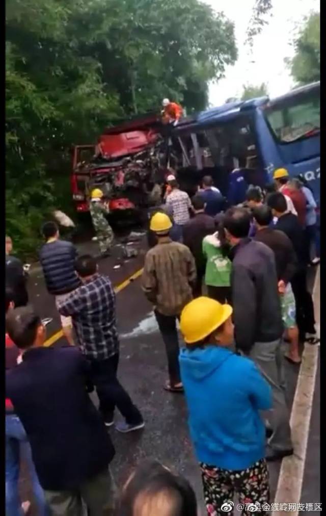 今天(5月22日)上午,宜宾江安夕佳山发生一起车祸,2辆客车和1辆大货车