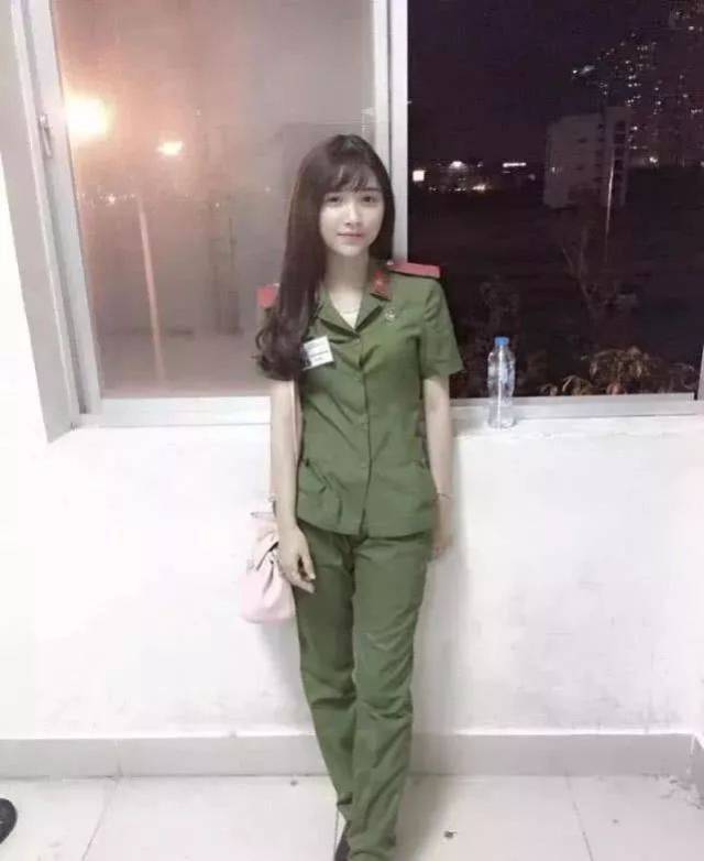 越南的警服的服装并没有采用世界通用的黑色,而是采用军绿色,警察也和