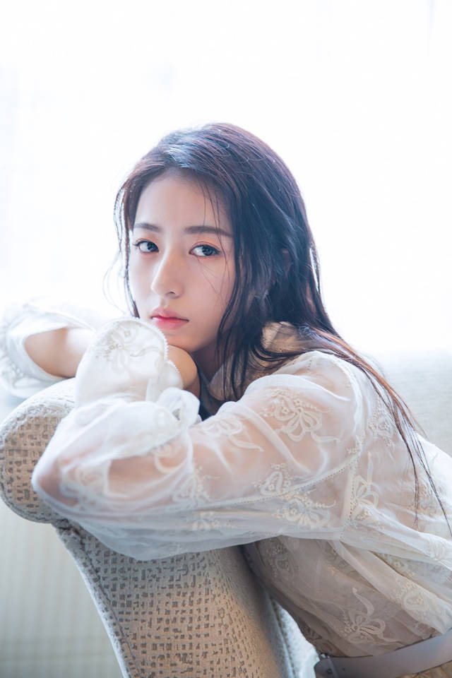 周雨彤甜蜜写真曝光 夏日少女明媚生长