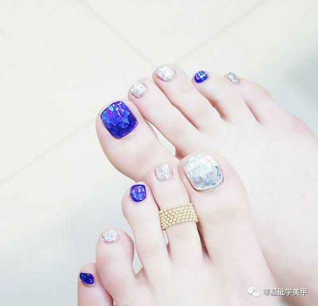 这个时候如果涂上好看的脚趾美甲 不仅能提高整体的美感度 颜色选