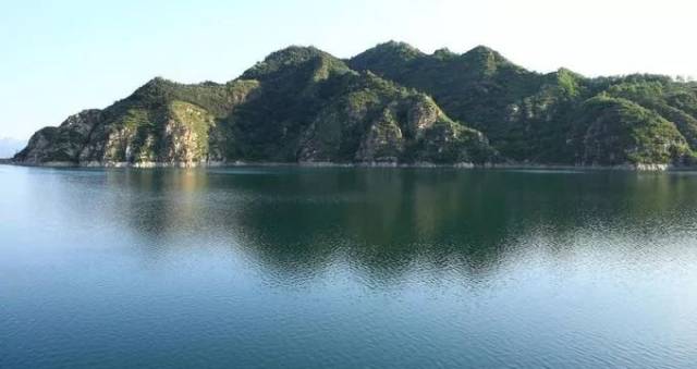 中信金陵酒店,位于北京郊区西峪水库南岸,距北京城区大约90km.