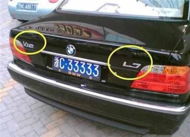 偶遇一辆300万宝马豪车,车牌33333,但是车尾两个标志才是亮点!