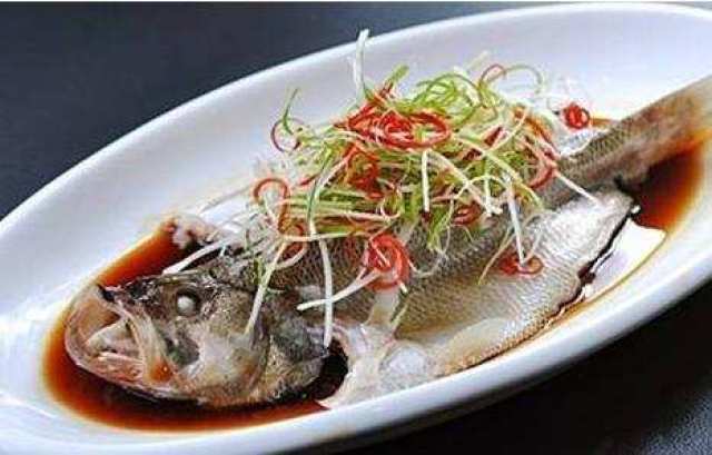 红烧鱼块, 清蒸鲈鱼, 果仁菠菜, 燕麦杂果沙拉做法